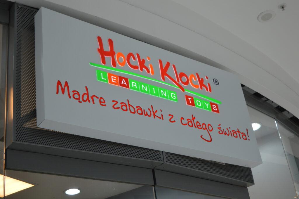 szyld nad wejściem podświetlany